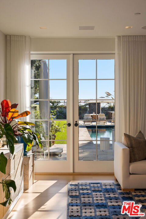 Image 29 of 72 For 705 Palisades Beach Road