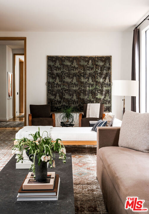 8817 Thrasher Avenue, Los Angeles CA: https://media.crmls.org/mediaz/4de87b8a-f56f-4df6-9dd6-5bebbe0c7e43.jpg