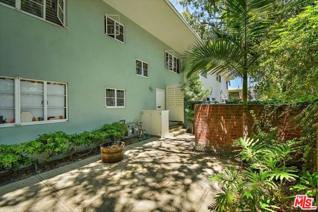 5381 Village, Los Angeles, California 90016, 2 Bedrooms Bedrooms, ,1 BathroomBathrooms,Condominium,For Sale,Village,24422579