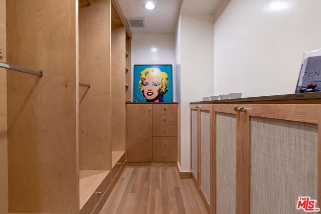 9316 Beverly Crest Drive, Beverly Hills CA: https://media.crmls.org/mediaz/4deafdc3-d732-4e47-a3e6-2a0cd40985b0.jpg