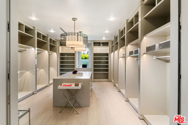 901 Oxford Way, Beverly Hills CA: https://media.crmls.org/mediaz/4deb8423-1b32-4cb2-972c-84cd5d58d21a.jpg