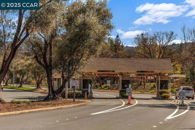 2200 Pine Knoll Dr, Walnut Creek CA: https://media.crmls.org/mediaz/4debc83e-a9f5-43ed-914c-abb84aba146a.jpg