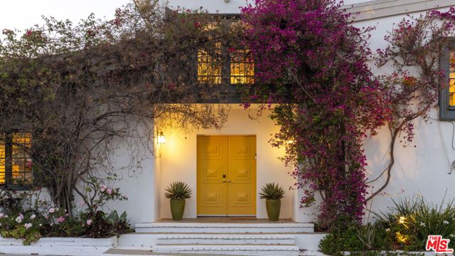 2500 Carman Crest Drive, Los Angeles CA: https://media.crmls.org/mediaz/4dec5c5a-c1b9-4b66-8bc6-fa578a7fcf57.jpg