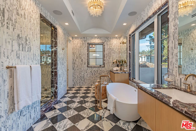 409 21st Street, Santa Monica CA: https://media.crmls.org/mediaz/4dec810b-a703-414c-bda6-312bdb81c8bf.jpg