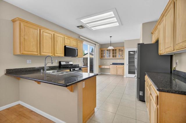 5817 Spring Flower Drive, Elk Grove CA: https://media.crmls.org/mediaz/4dece029-696b-4288-a84c-60d3a02dd8ae.jpg