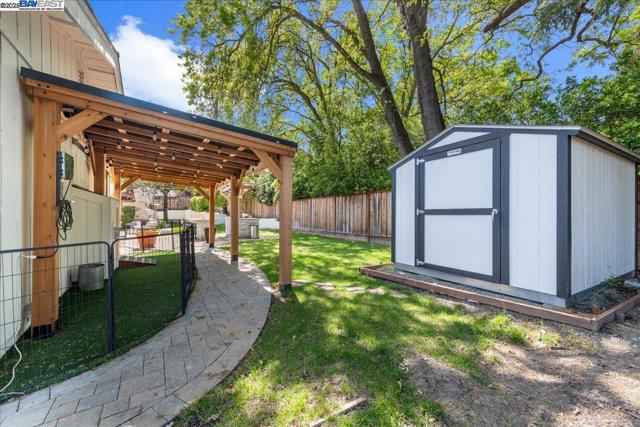 325 Crest Ave, Alamo CA: https://media.crmls.org/mediaz/4decf5cf-9eae-4691-abba-14a6591ed56e.jpg