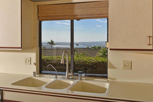 1553 Copa de Oro, La Jolla CA: https://media.crmls.org/mediaz/4ded0d8f-1039-4792-a091-fc0b4fa9a4a8.jpg