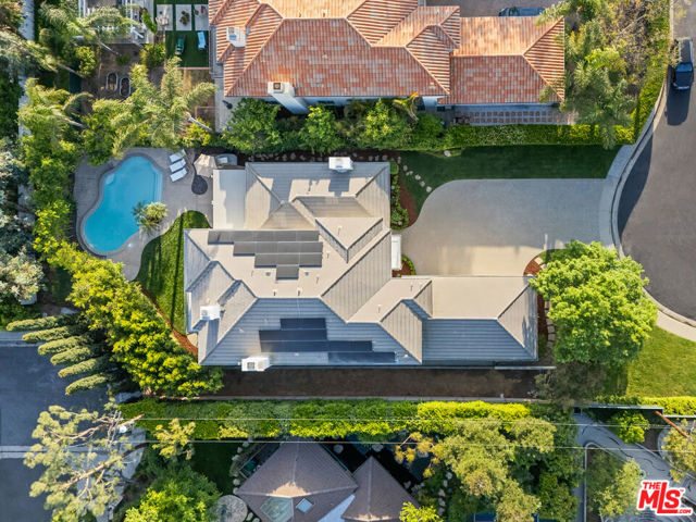 17400 Oak Creek Court, Encino CA: https://media.crmls.org/mediaz/4ded2104-56f4-4524-a4c6-959ba7fa19a5.jpg