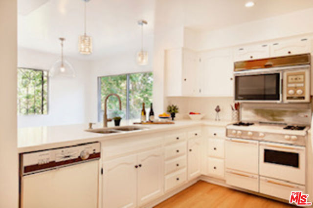 6752 Hillpark Drive, Los Angeles CA: https://media.crmls.org/mediaz/4ded8e40-82e1-4bbe-8c0e-c0be5abd5c3e.jpg