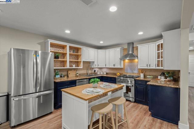 7412 Birkdale Dr, Newark CA: https://media.crmls.org/mediaz/4deda974-8990-4759-bf26-e4dcd79aae72.jpg