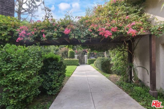950 N Kings Road, West Hollywood CA: https://media.crmls.org/mediaz/4dedf8b6-7cd5-44e5-8add-6f62e202d7b6.jpg