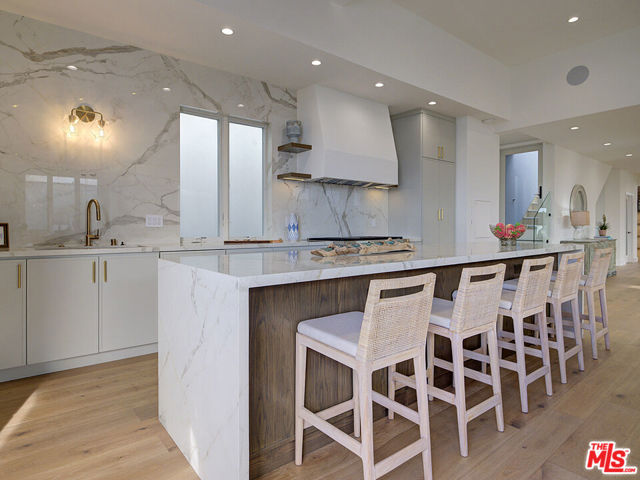 209 19th Street, Manhattan Beach CA: https://media.crmls.org/mediaz/4dee2e5e-bb8f-4864-a334-46c88759087d.jpg