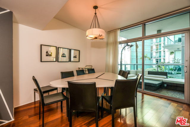 13700 MARINA POINTE Drive, Marina del Rey CA: https://media.crmls.org/mediaz/4deeb311-569a-4da0-befc-f7c2eb5ef919.jpg