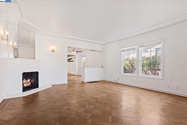 137 Viewmont Ave, Vallejo CA: https://media.crmls.org/mediaz/4deedc27-846a-4e57-9a1f-48cdabfe6e9b.jpg