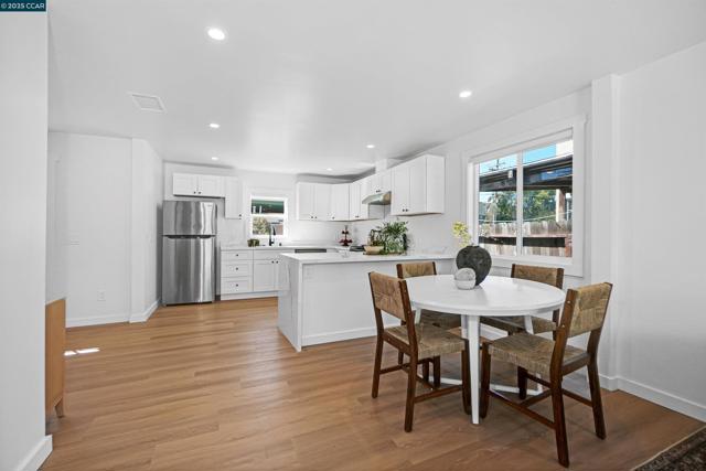 10060 Bernhardt Dr, Oakland CA: https://media.crmls.org/mediaz/4def5869-20d5-4bec-9334-a32471d9b1b9.jpg