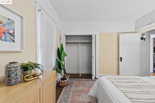 393 43Rd St, Oakland CA: https://media.crmls.org/mediaz/4df03b53-86d3-4501-9990-333acd287725.jpg