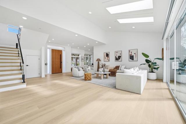 395 Martens Avenue, Mountain View CA: https://media.crmls.org/mediaz/4df09c53-3459-48c1-bcd1-579ed219c212.jpg