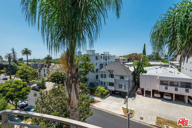 1920 Malcolm Avenue, Los Angeles CA: https://media.crmls.org/mediaz/4df152a1-607b-4ac7-99ca-acfe30975880.jpg