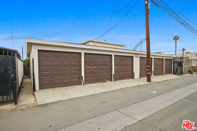 11032 Atlantic Avenue, Lynwood CA: https://media.crmls.org/mediaz/4df19b08-e987-48fd-852a-28ec885f6296.jpg