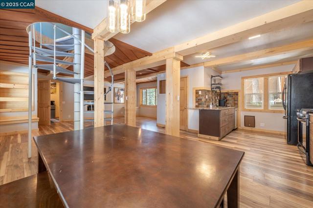 12255 Sierra Dr, Truckee CA: https://media.crmls.org/mediaz/4df1cf98-f09a-47af-be5e-81d9bc642efb.jpg