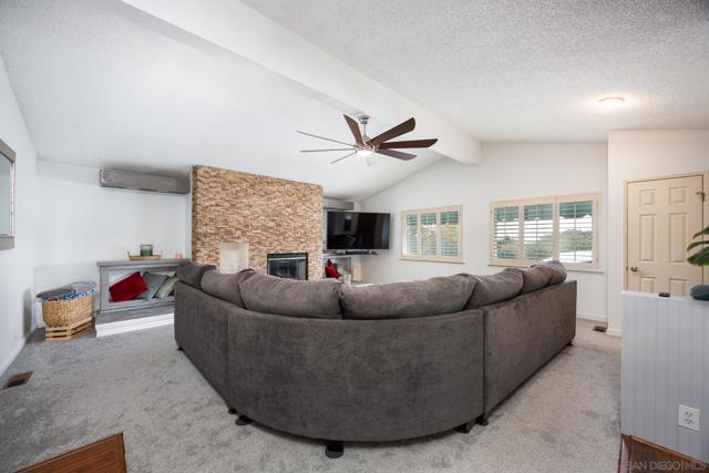 2130 Sunset Dr, Vista CA: https://media.crmls.org/mediaz/4df1f56c-540a-4eee-9f8c-8e375a04ac19.jpg