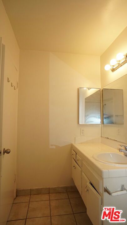 1338 14TH Street, Santa Monica CA: https://media.crmls.org/mediaz/4df2099b-55e2-46f2-b2e5-117fb2869eb9.jpg