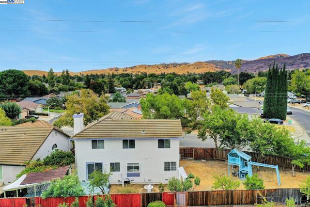 1618 Putnam St, Antioch CA: https://media.crmls.org/mediaz/4df2551e-4c93-47af-8f4b-69a40c844812.jpg