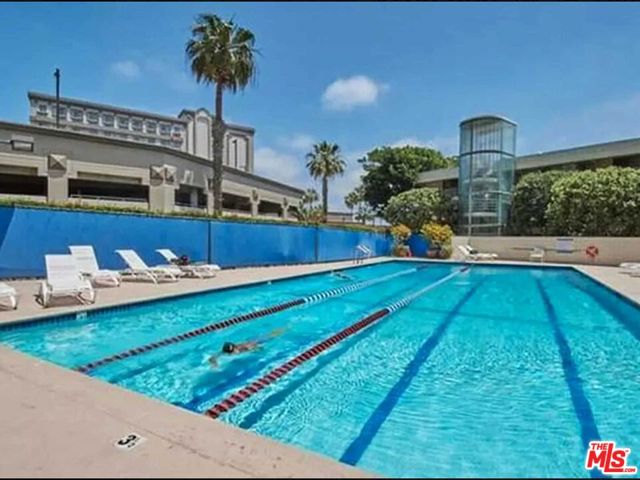 4265 Marina City Dr, Marina del Rey CA: https://media.crmls.org/mediaz/4df276f9-3cb4-4923-bd11-72e679db821e.jpg