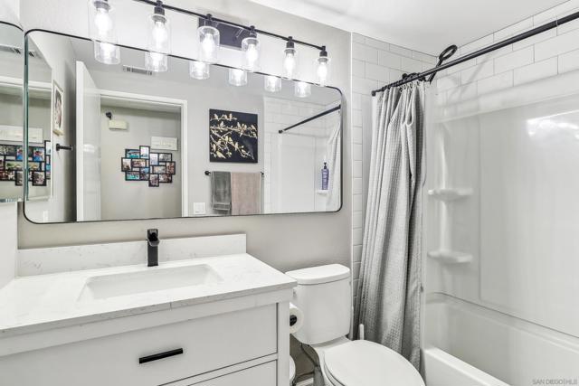 2431 Bobcat Gln, Escondido CA: https://media.crmls.org/mediaz/4df30606-a8f0-4ba2-a15b-9bc3cf1ba2e7.jpg