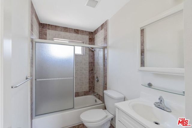 4821 Topanga Canyon Boulevard, Woodland Hills CA: https://media.crmls.org/mediaz/4df307de-959b-4d30-ab5f-e3e88085bd60.jpg