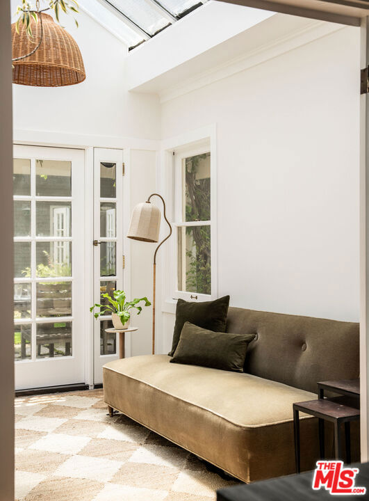 1402 N Benton Way, Los Angeles CA: https://media.crmls.org/mediaz/4df3780c-63f1-45d1-9ce8-12e2c82adfba.jpg