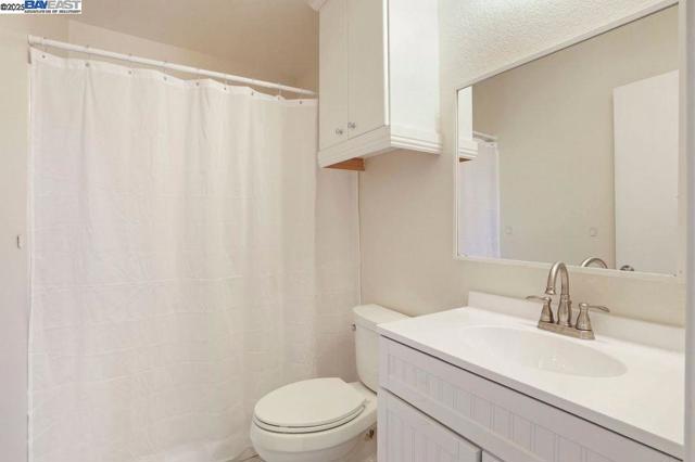 1048 Spring Valley Cmn, Livermore CA: https://media.crmls.org/mediaz/4df38103-d2ed-4307-b751-14bdd33e0047.jpg