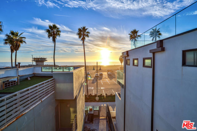 2207 Ocean Front Walk, Venice CA: https://media.crmls.org/mediaz/4df41214-ea09-4bf8-b9f6-23411e190a11.jpg