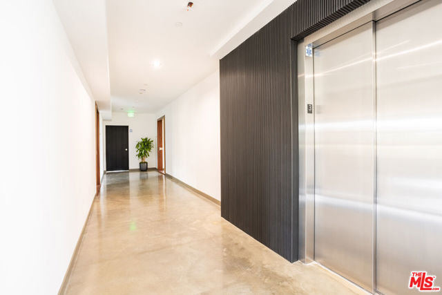 547 N Sweetzer Avenue, West Hollywood CA: https://media.crmls.org/mediaz/4df42427-6eaa-4852-a0aa-40e5bf7ce4b6.jpg