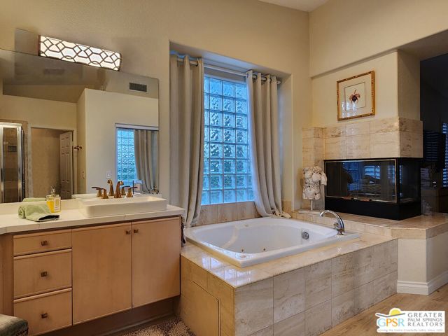 36660 Palm Court, Rancho Mirage CA: https://media.crmls.org/mediaz/4df55ac8-4281-4331-b1a8-87c314f92759.jpg