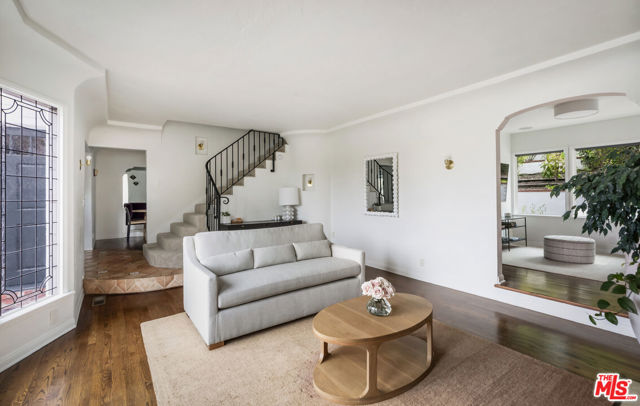 13324 Valley Vista Boulevard, Sherman Oaks CA: https://media.crmls.org/mediaz/4df5c1d8-670b-41bb-bc53-26f60d43a812.jpg