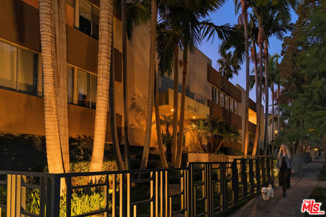 1233 N Laurel Avenue, West Hollywood CA: https://media.crmls.org/mediaz/4df60dad-77a2-4e28-87db-4e4469e52946.jpg