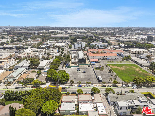 2415 Arizona Avenue, Santa Monica CA: https://media.crmls.org/mediaz/4df75a0c-e2a3-4afc-9fa3-fa279549e276.jpg