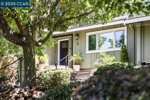 5 Kayser Ct, Walnut Creek CA: https://media.crmls.org/mediaz/4df76ec3-f8b2-484b-9af4-3ffba8196348.jpg