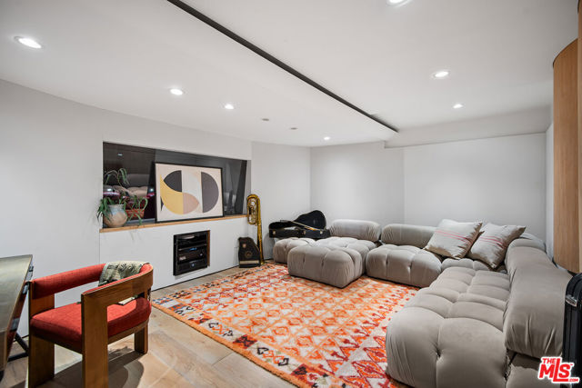 9928 Toluca Lake Avenue, Toluca Lake CA: https://media.crmls.org/mediaz/4df7778b-36b6-457a-a9b1-1b0088760377.jpg