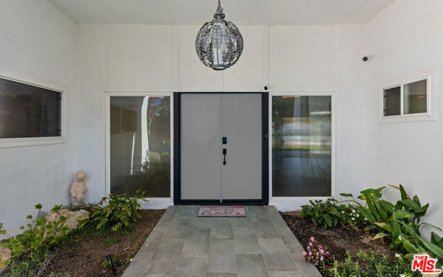 6228 Sale Avenue, Woodland Hills CA: https://media.crmls.org/mediaz/4df9204e-9f38-4c5c-9604-e8b654dbc1ca.jpg