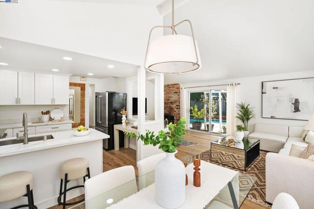 1001 Crellin Rd, Pleasanton CA: https://media.crmls.org/mediaz/4df9a876-6289-4b4a-923a-565fa2048360.jpg