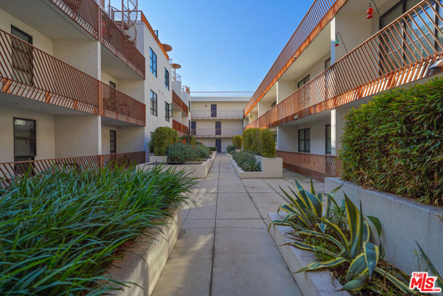 5800 Harold Way, Los Angeles CA: https://media.crmls.org/mediaz/4df9ce24-0fab-4219-bbfa-71690df435a0.jpg
