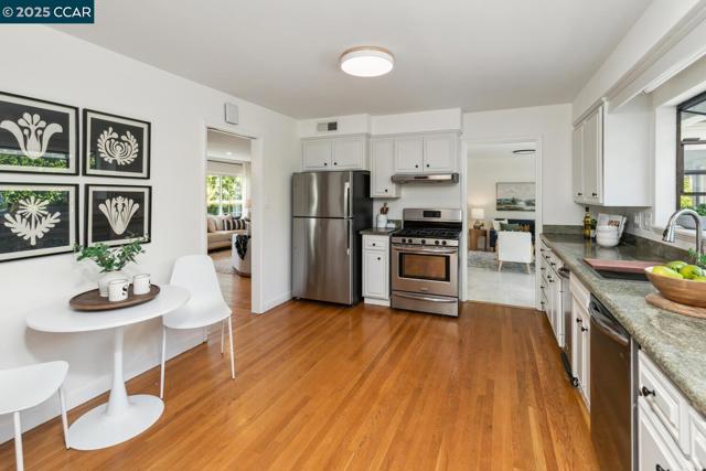1100 Hillcrest Dr, Lafayette CA: https://media.crmls.org/mediaz/4df9e706-5a65-49c8-b15e-26e99d583112.jpg