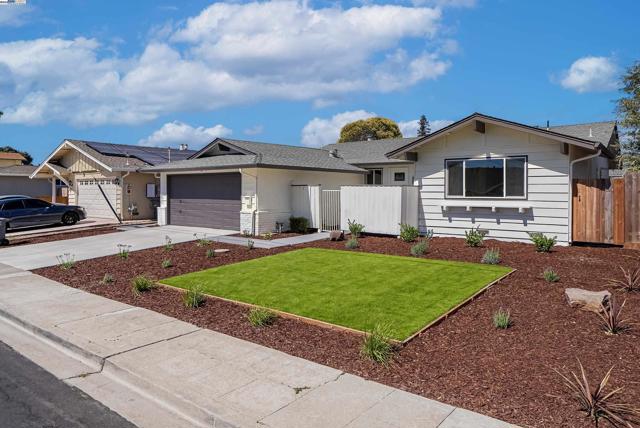 7421 Brookdale Ct, Dublin CA: https://media.crmls.org/mediaz/4dfa68fd-107b-4802-afdf-bc3915e25927.jpg