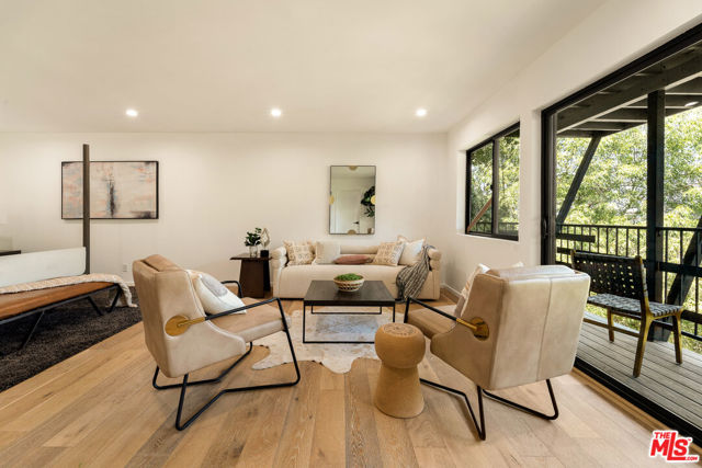 11587 Sunshine Terrace, Studio City CA: https://media.crmls.org/mediaz/4dfa6f60-0c87-46a5-b993-3bc16d99bc4e.jpg