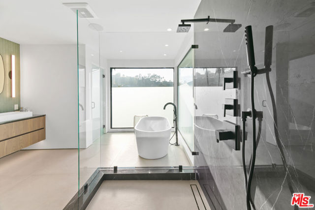 11428 Dona Lola Drive, Studio City CA: https://media.crmls.org/mediaz/4dfafba0-2180-41c5-97a6-8c2f0c67a088.jpg