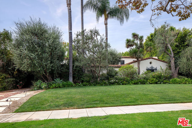 703 Walden Drive, Beverly Hills CA: https://media.crmls.org/mediaz/4dfc5907-5d44-43a6-a032-a97067b9f55f.jpg