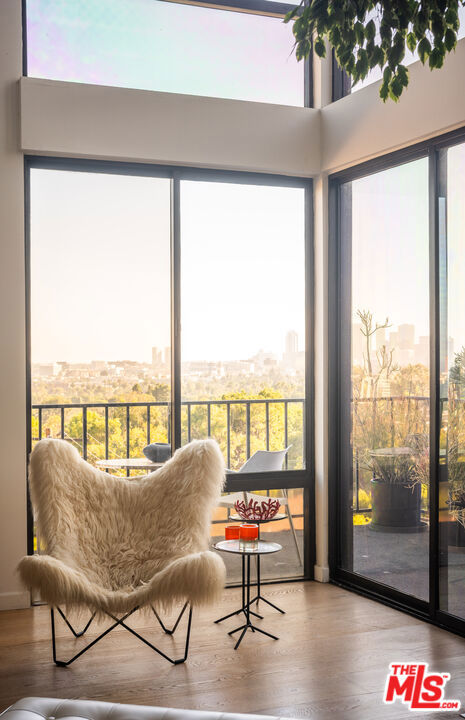 https://media.crmls.org/mediaz/4dfd056e-7906-4db0-83b2-1ad0292b24a8.jpg?preset=X-Large