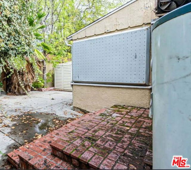 13905 Milbank Street, Sherman Oaks CA: https://media.crmls.org/mediaz/4dfd0626-b7ee-459a-8e25-a3650a239520.jpg